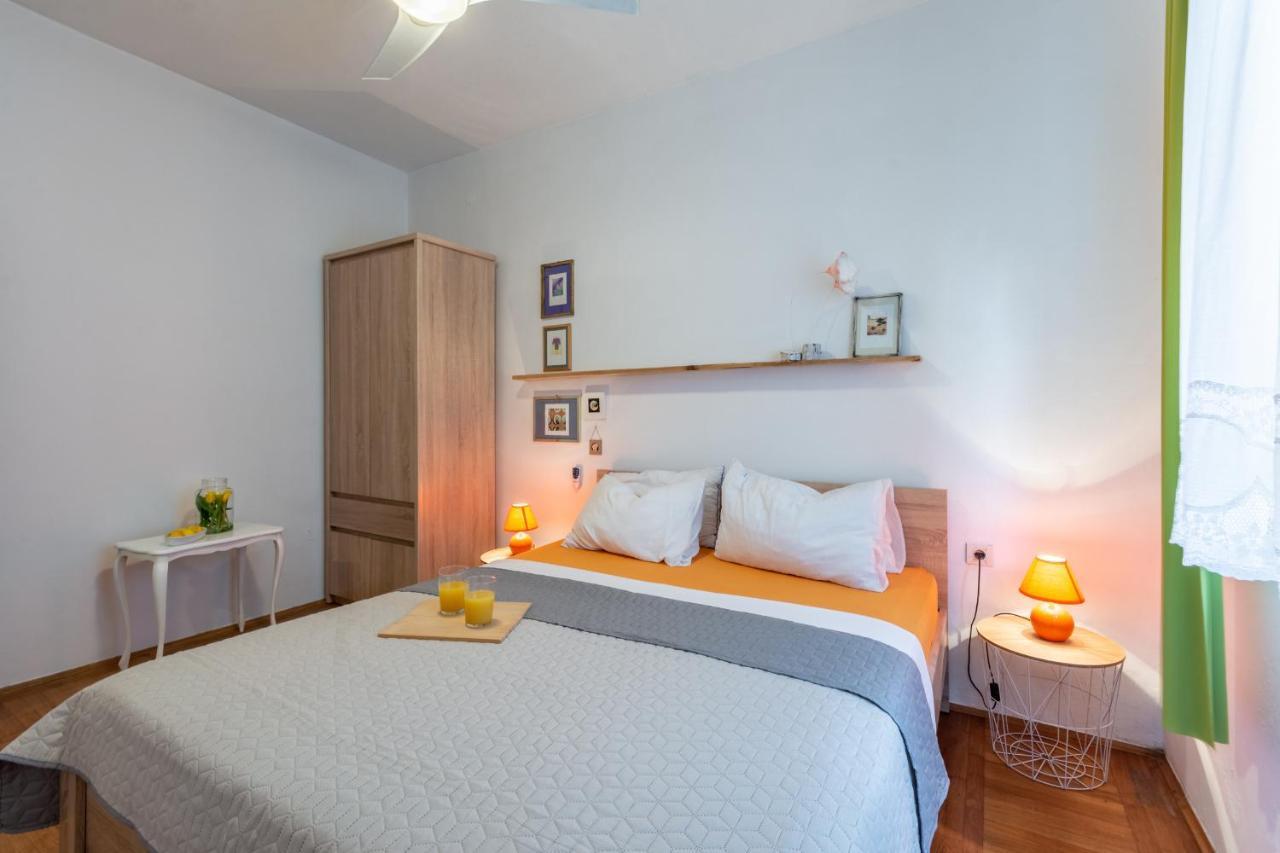 Apartment Lota With Heated Pool On Top Location Supetar Exterior foto