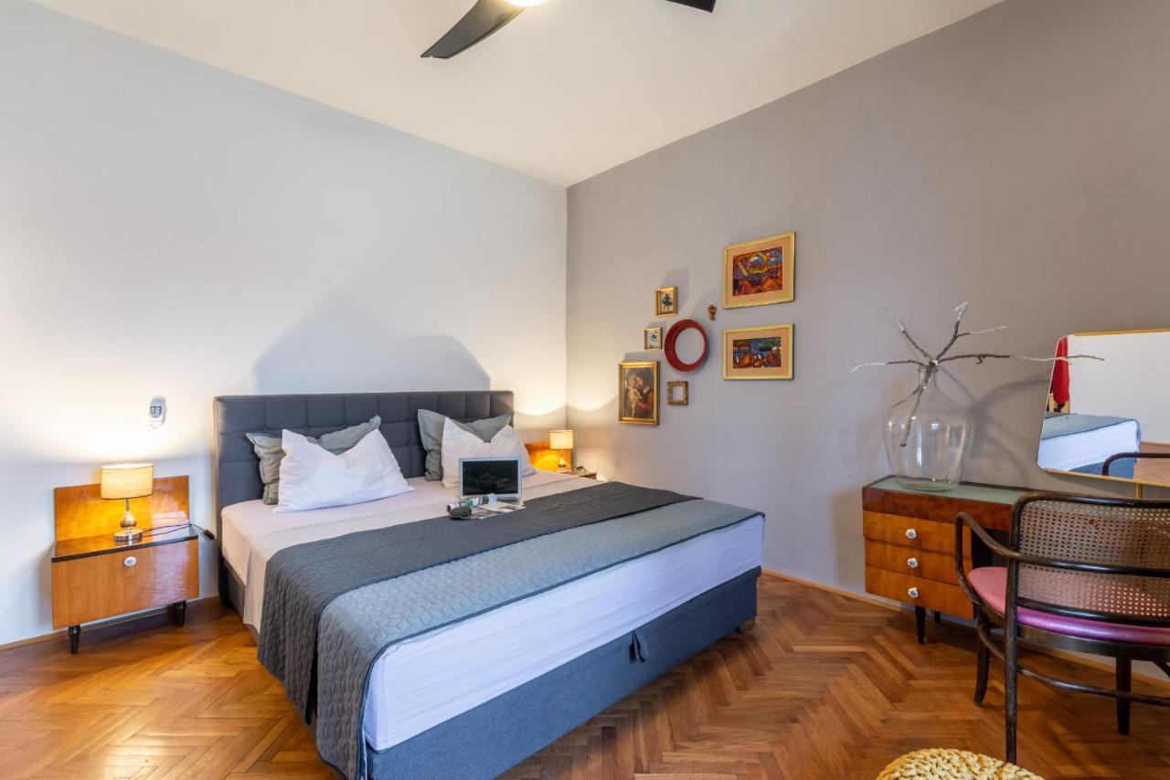Apartment Lota With Heated Pool On Top Location Supetar Exterior foto