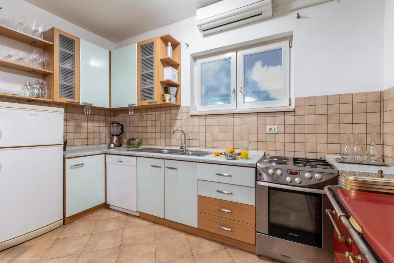 Apartment Lota With Heated Pool On Top Location Supetar Exterior foto